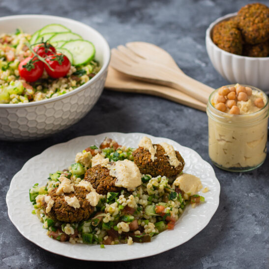 fotografie jídla - falafel a tabouleh