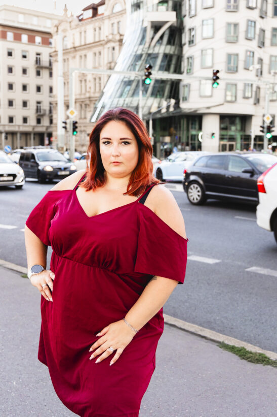 plus size portrét před tančícím domem