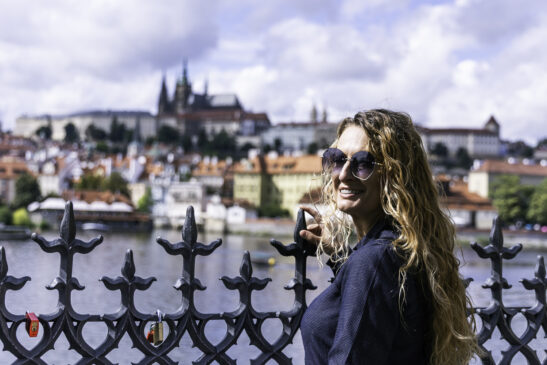 portrét s panaromatem Pražského hradu